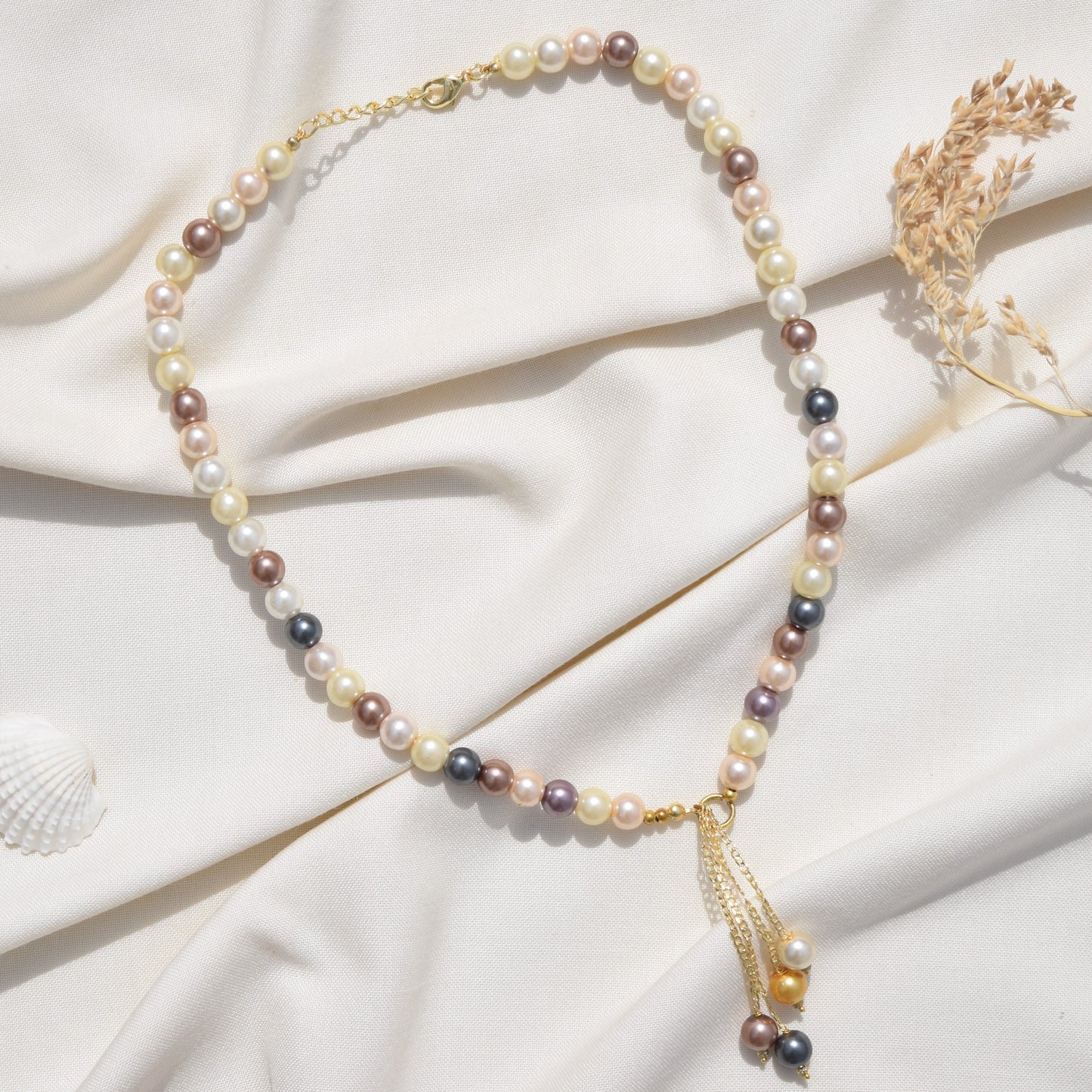 Shaded Pearls Necklace with Pendant