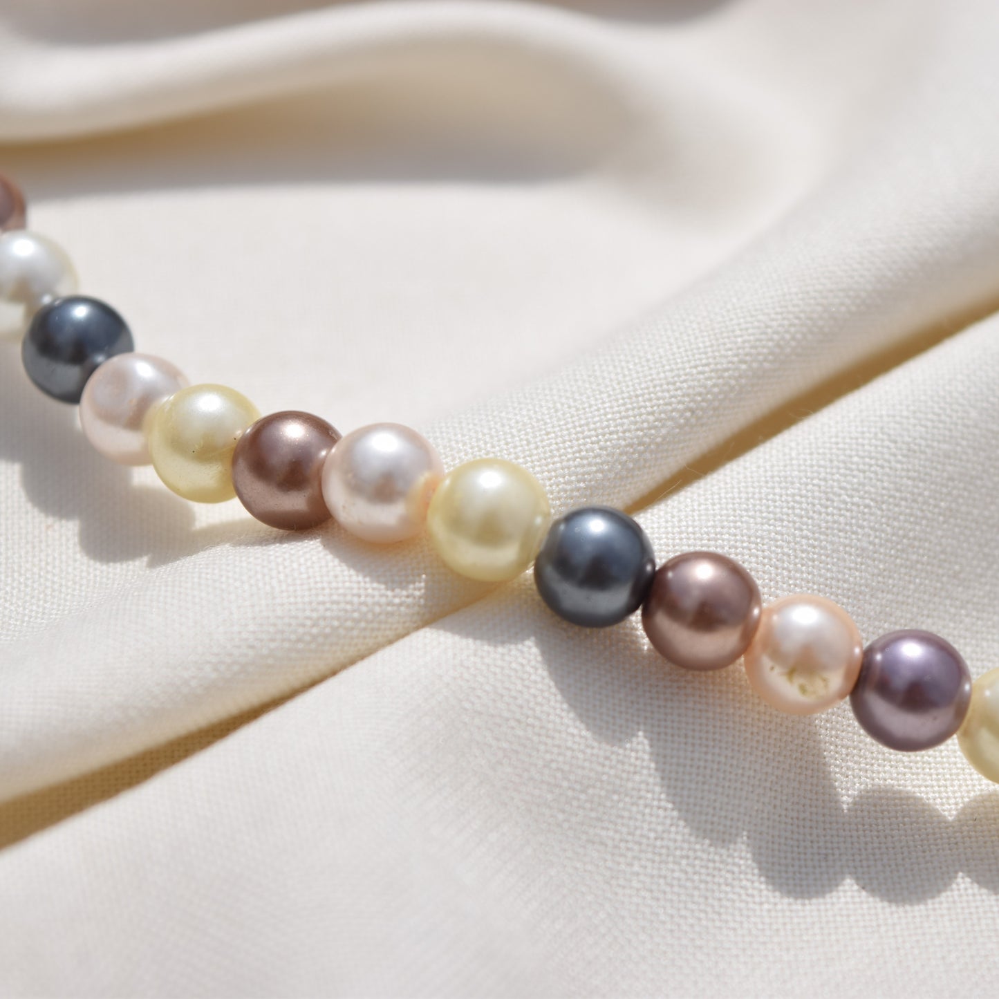 Shaded Pearls Necklace with Pendant