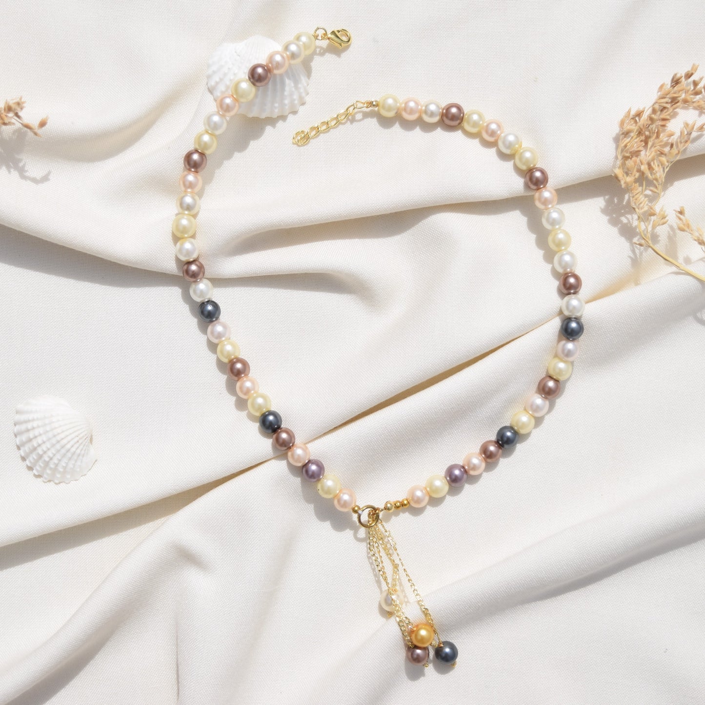 Shaded Pearls Necklace with Pendant